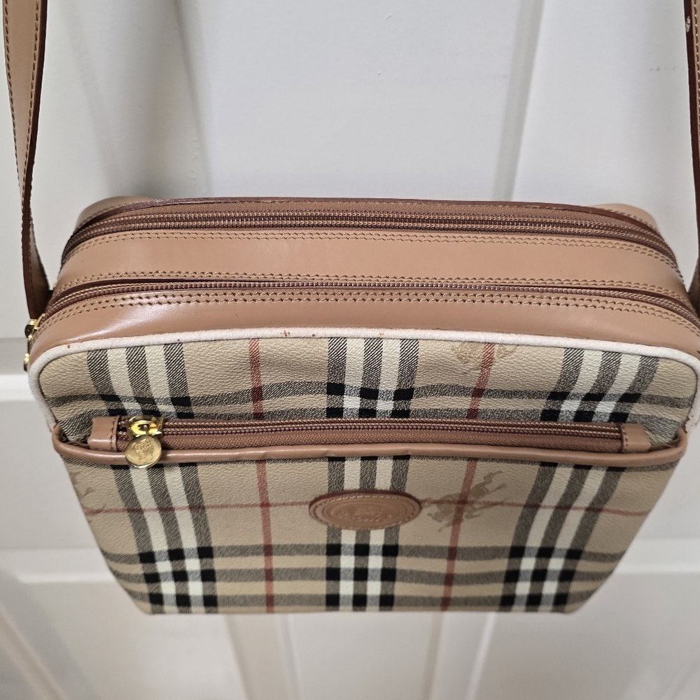 Burberry Multipocket Shoulder Bag 8 in x 10 in x 3.25 in. Bag Drop 18.5 in - Picture 4 of 17
